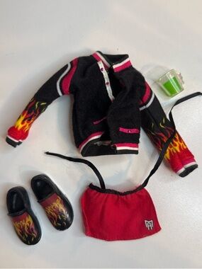 Monster High Heath Burns Home Ick Jacket and apron and shoes!